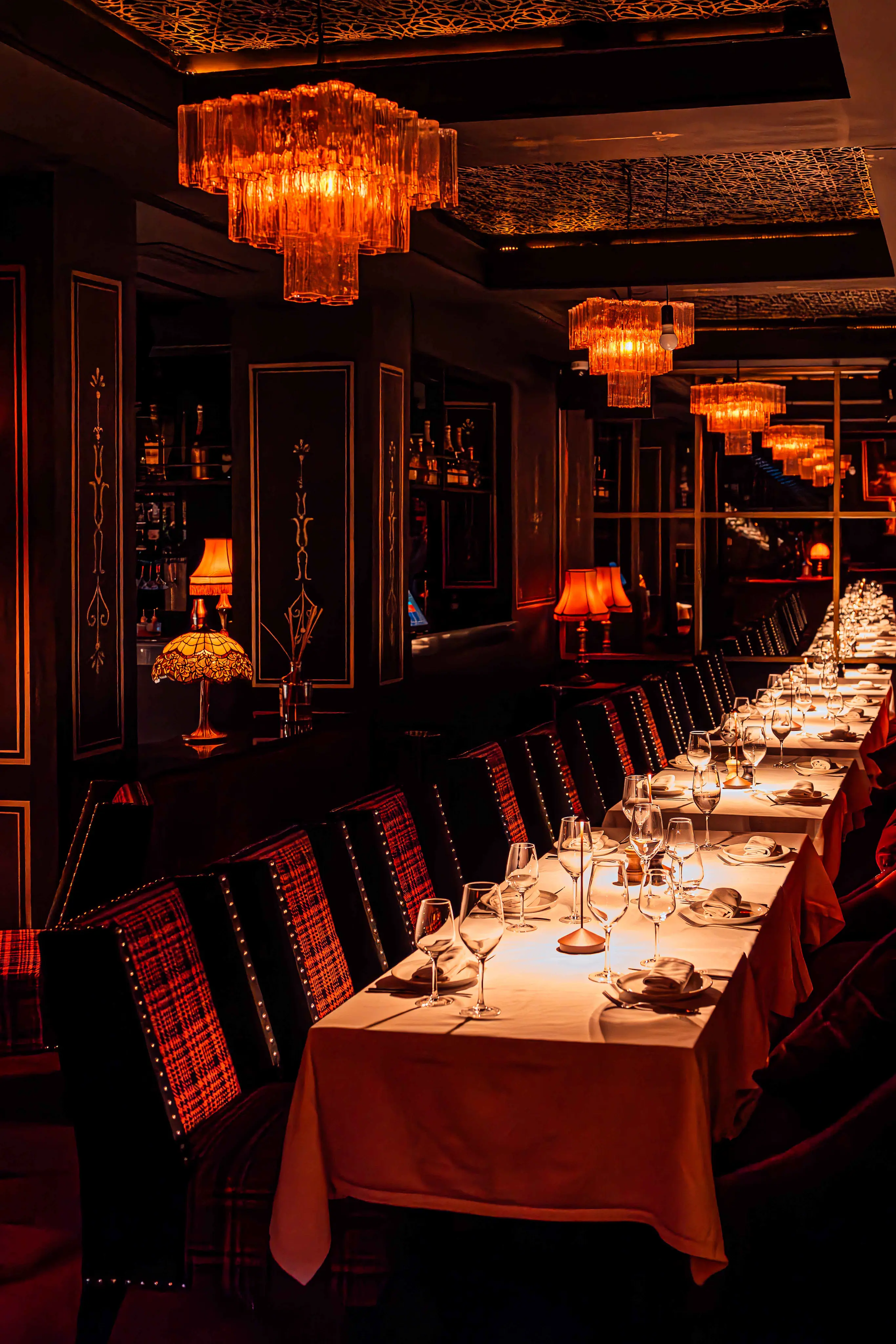 Une ambiance chic de speakeasy des années 1920 dans un restaurant lounge de luxe à Marrakech.