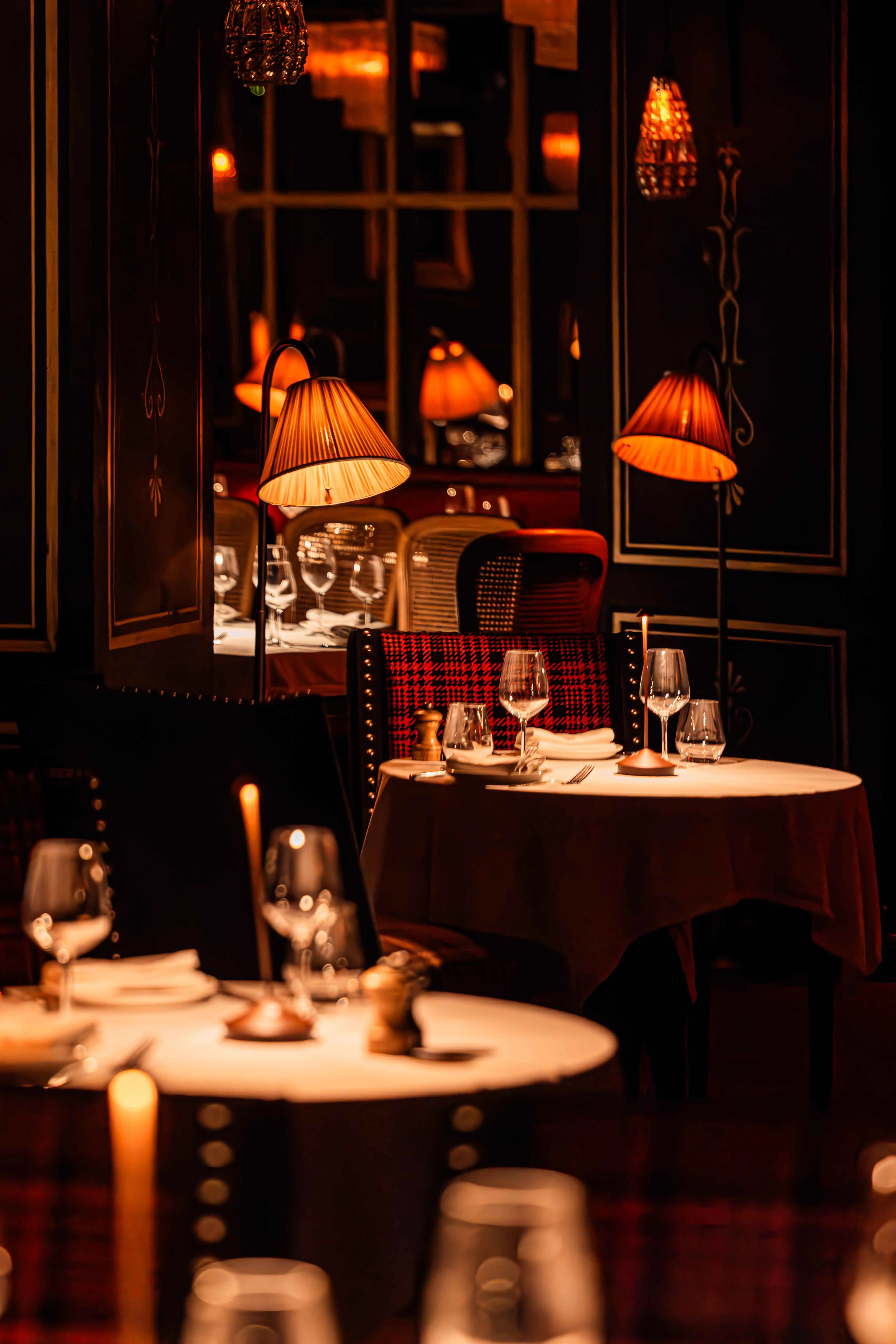 Une salle à manger privée élégante et exclusive dans un restaurant de luxe près de la médina de Marrakech.