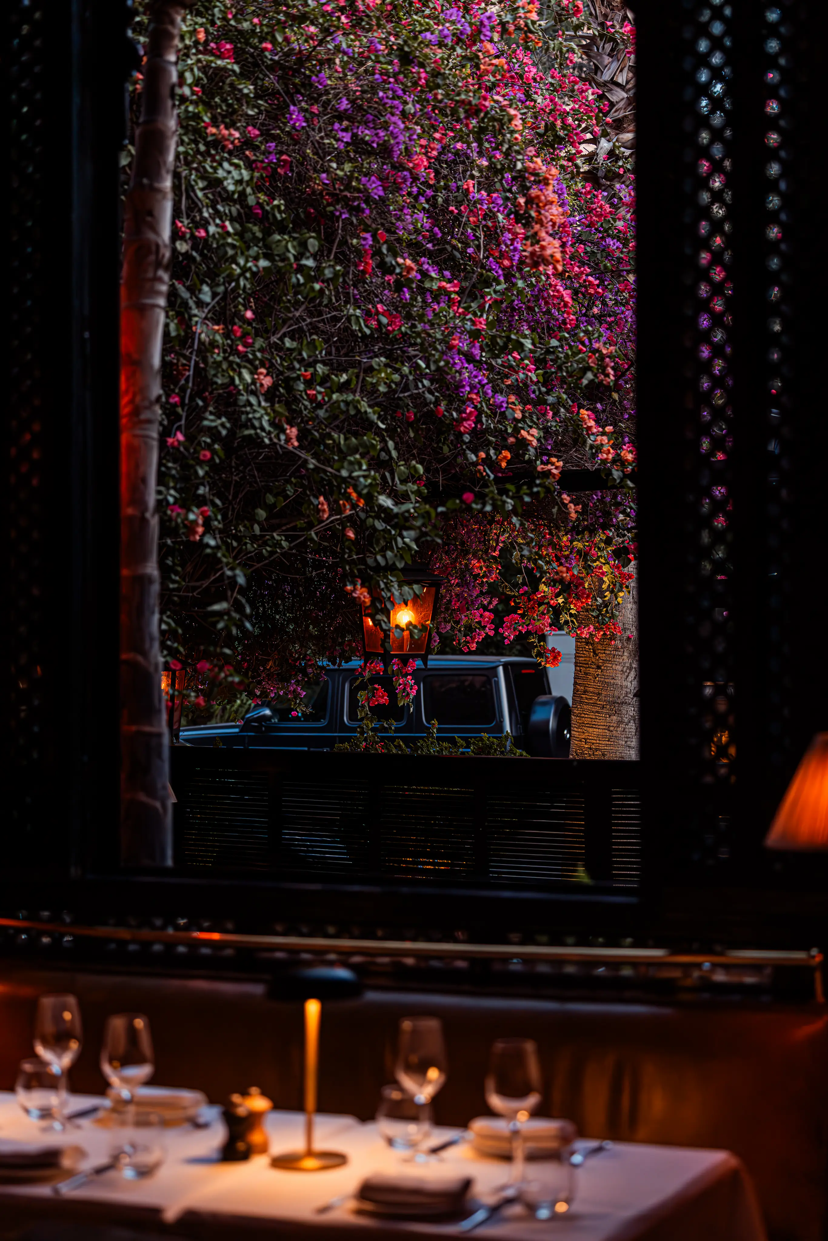 Un dîner romantique aux chandelles dans un restaurant gastronomique intime et de luxe à Marrakech.