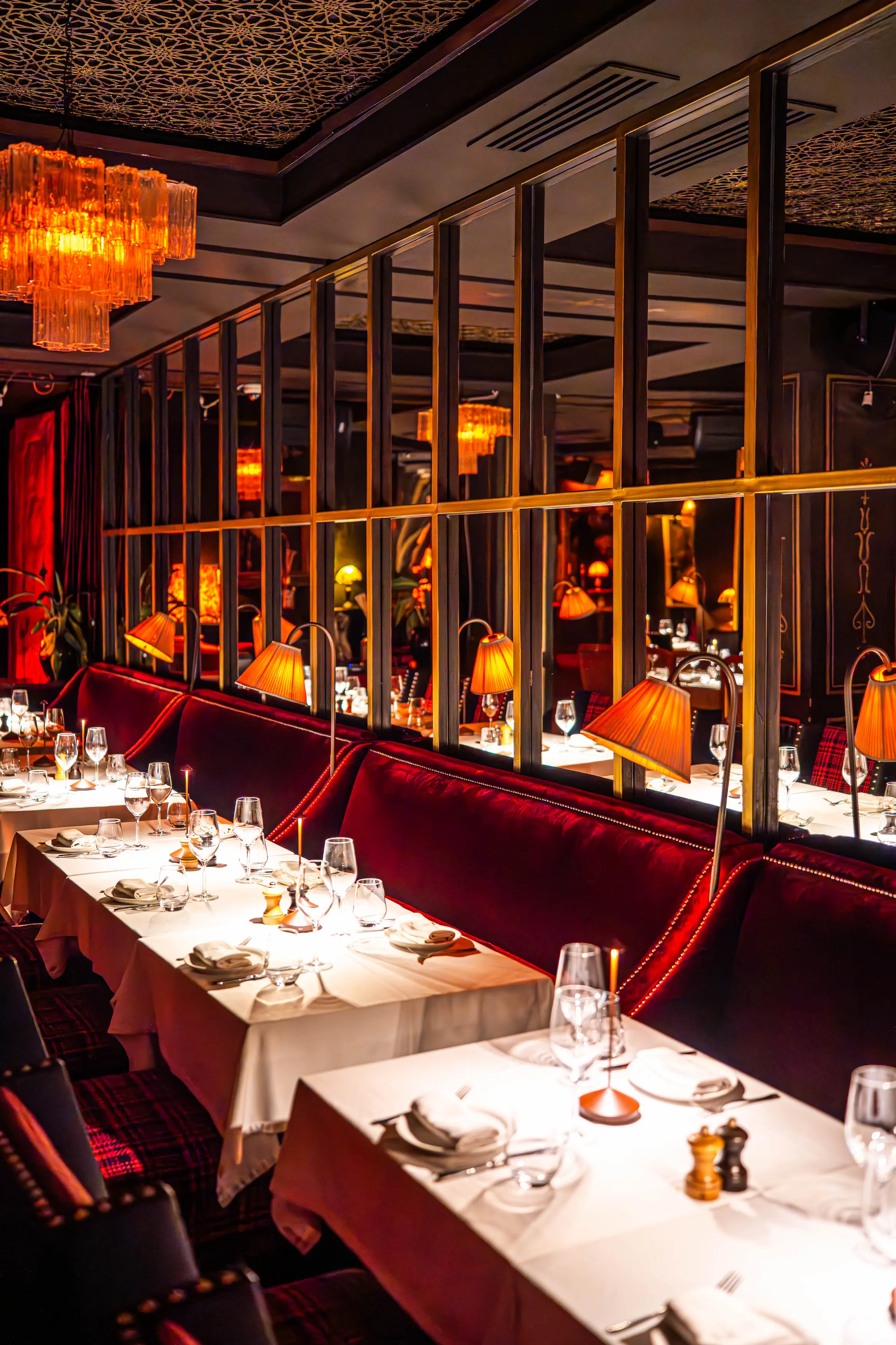 Une table de dîner VIP avec une ambiance vibrante et de la musique en live au Restaurant Le Palace Marrakech.